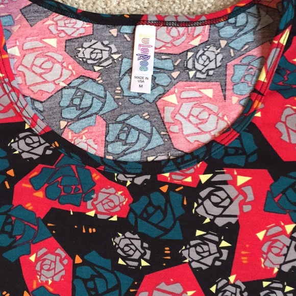 New LuLaRoe Classic Tee shirt top Roses red floral size short sleeve Medium - Picture 3 of 5